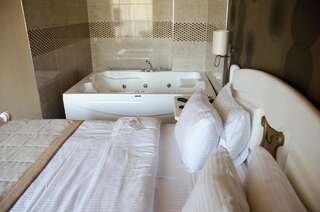 Отель Sputnik Hotel Batumi Батуми Двухместный номер Делюкс с 1 кроватью и гидромассажной ванной-4